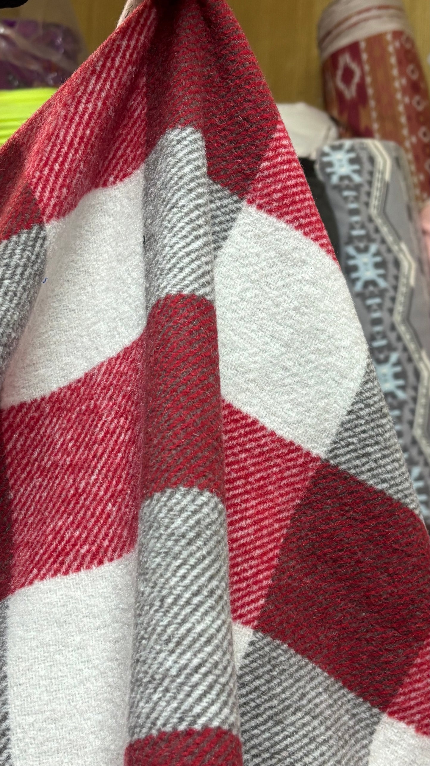 Lana cuadro plomo y rojo